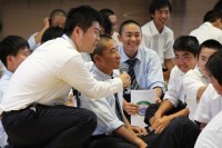 質問に答える生徒