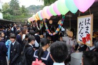 模擬店が建ち並びます（自転車置き場を活用）