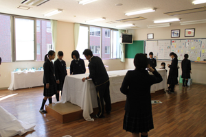 教室の展示を進めている様子