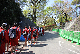 二の丸公園に向かう様子